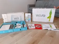 【豪華セット！】Wii本体 リモコン等5つ・カセット5つ・WiiFit付き！