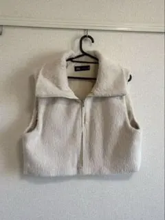 【ZARA】フェイクファーベストベスト クリーム色 ジップベスト Sサイズ