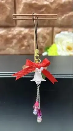 ベル型チャームの携帯ストラップ