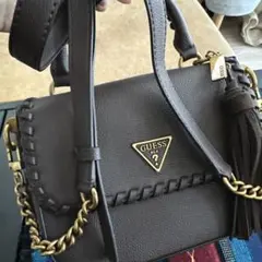 GUESS ブラウンショルダーバッグ 編み込みデザイン