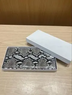 白黒モノトーンカラーのパイソンレザー（ヘビ革）長財布