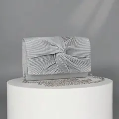 【新品】シルバー　プリーツ　ラメ　クラッチバッグバッグ　パーティーバッグ　結婚式