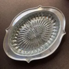 イランの伝統的な金属工芸品であるガラムザニー（手彫り）の銅製飾り皿 イランの伝統的な金属工芸品であるガラムザニー（手彫り）の銅製飾り皿