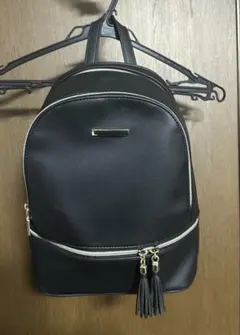 ブラック合成皮革バックパック