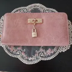ロック付きピンク三つ折り財布