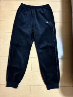 adidas ブラック トラックパンツ ベロア サイドライン JG8566