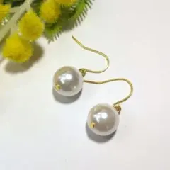 ハンドメイドピアス　772　　　　　　パールビーズの一粒ピアス