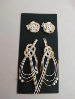 水引パーツ　梅結び　淡路結び（パールビーズ付き）白、ゴールド