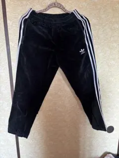 adidas ベルベット ストレートパンツ 黒