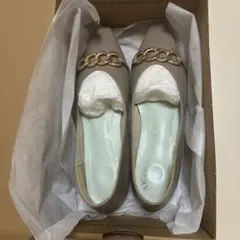 アカクラ　チェーン　モチーフ　パンプス　新品　本革　23センチ　おまけ付きのサムネイル