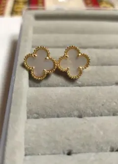 クローバー型　スタッドピアス　ホワイト