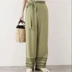B.C STOCK エンブロイダリーラップ風パンツ リネン混 カーキ 刺繍