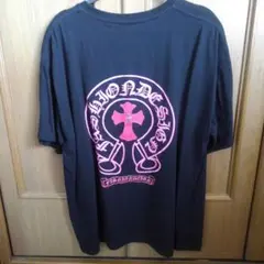 クロスデザインの黒Tシャツ