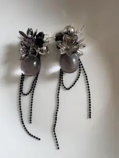 も*も様 花モチーフ ロングピアス グレー