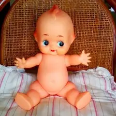 緑の羽付きレアキューピーの置物