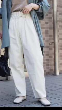 白　デニム　テーパードパンツ