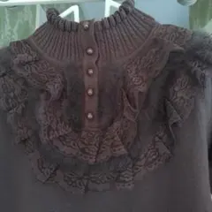 フリル付きダークブラウンニットセーター