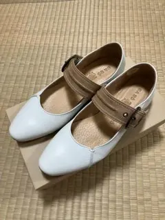 新品未使用　パンプス　バックル　本革　白　ヒール約3cmのサムネイル