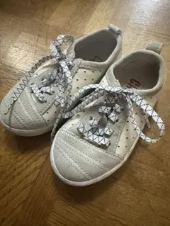 ベージュ スニーカー 穴あきデザイン