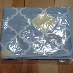 水色と黄色のパターンのブランケット