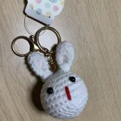 白いウサギの編み物キーホルダー