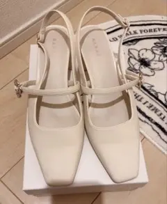 RANDA（ランダ）　フラワービジューバックストラップパンプス アイボリー M