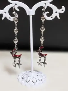 赤い三日月と星のロングピアス