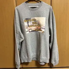 グレー プリント入り クルーネック トレーナー