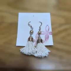 ホワイトタッセルピアス