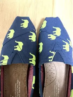 TOMS 象プリント スリッポン W5 ネイビー