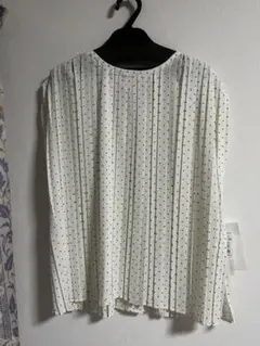 ホワイトシャツ　ドッド柄