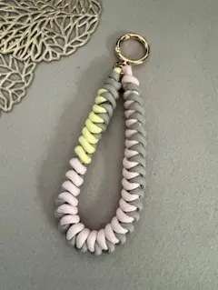 ハンドメイド　ハンドストラップ　ピンク×イエロー×グレー