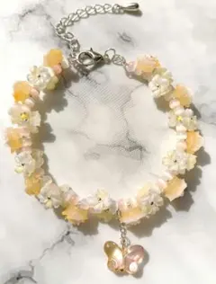 蝶々のチャームが可愛い黄色のお花のかんむりブレスレット