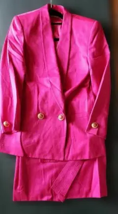 ビビッドピンク ゴールドボタンジャケット&ミニラップスカートのウールスーツ