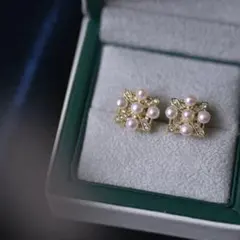 パールとクリスタルの星型ピアス