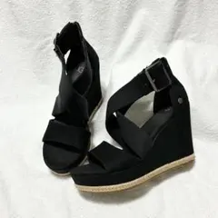 【未使用級】UGG Calla（カラ） 厚底ウェッジサンダル 23cmのサムネイル