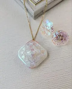 【母の日ギフト】気品溢れるスクエア型チェコガラスボタン ネックレス&ピアスセット