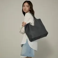 美品★グッシオベーシックセンター切り替えVカットトートバッグのサムネイル