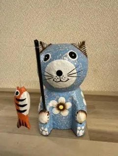 バリ雑貨 青い猫の木彫り 釣り竿と魚付き