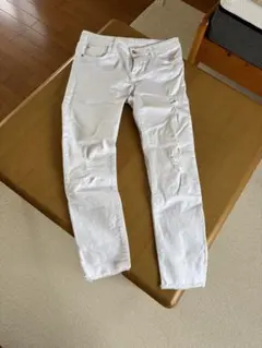 ZARA BASICホワイト ダメージデニムパンツのサムネイル