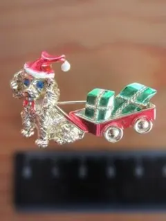 ギフトを運ぶ犬のブローチ★クリスマス★Beatrix 刻印（ba01)