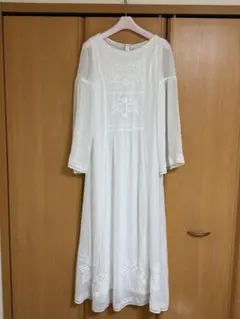 刺繍入りホワイトロングドレス