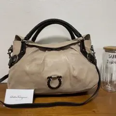 《美品》Ferragamo（フェラガモ）レザー ハンドバッグ ベージュ系