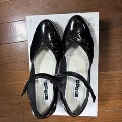 ブラック ストラップ付きパンプス 中ヒール