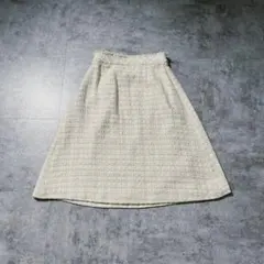 美品 アマカ フリンジツイード フレアスカート アイボリー 高見え 38【М】のサムネイル
