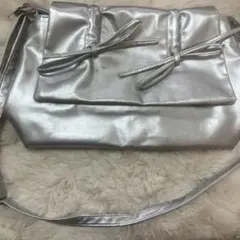 リボン付きシルバーショルダーバッグ