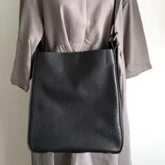 新品未使用　ブラックレザーワイドショルダーバッグ A4サイズ・13インチPC対応