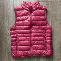 ユニクロ　ウルトラライトダウンベスト　ラズベリーレッド