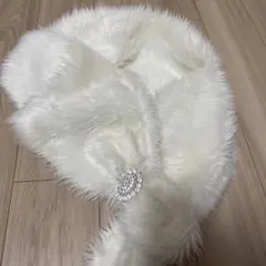 ホワイトファーショール　ビジュー付き