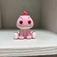 ピンクのキャラクター風フィギュア